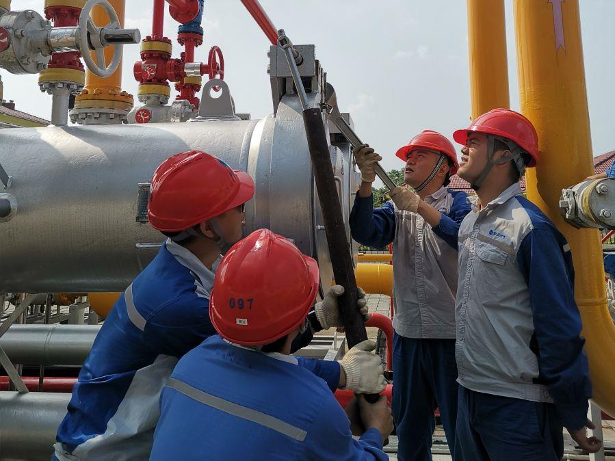 鄂東維搶隊檢修過濾分離器(拍攝:胡俊) 鄂東維搶隊檢修過濾分離器(拍攝:胡俊)