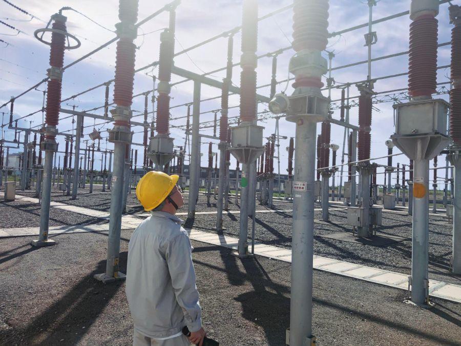 電氣巡檢王鑫檢查避雷器指示器動(dòng)作次數(shù)(攝影:任林春) 電氣巡檢王鑫檢查避雷器指示器動(dòng)作次數(shù)(攝影:任林春)