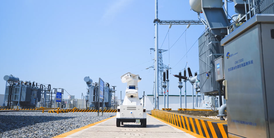 麻城閻家河光伏電站智慧化改造-機器人巡檢技術(攝影:晏俊) 麻城閻家河光伏電站智慧化改造-機器人巡檢技術(攝影:晏俊)