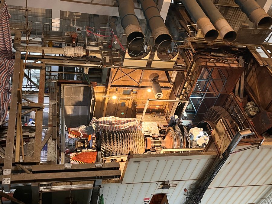 1號(hào)燃機(jī)轉(zhuǎn)子吊出現(xiàn)場(chǎng)(攝影:郭也) 1號(hào)燃機(jī)轉(zhuǎn)子吊出現(xiàn)場(chǎng)(攝影:郭也)