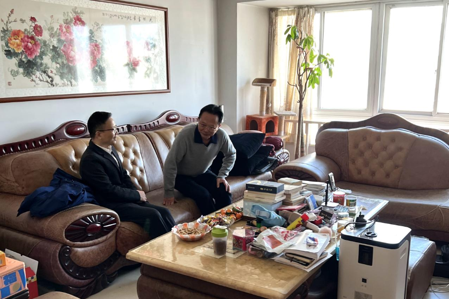 朱承軍慰問本部退休黨員 朱承軍慰問本部退休黨員