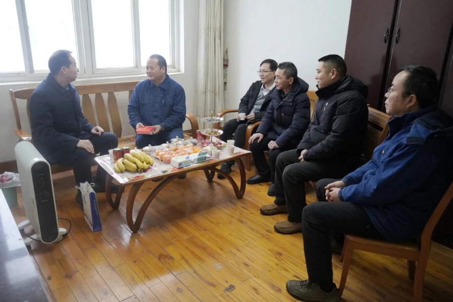 韓勇慰問綜合能源公司生活困難職工 韓勇慰問綜合能源公司生活困難職工