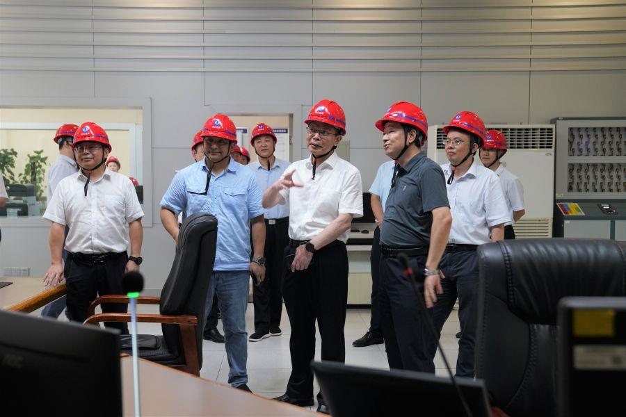 調研隔河巖電廠中控室(攝影:楊海青) 調研隔河巖電廠中控室(攝影:楊海青)