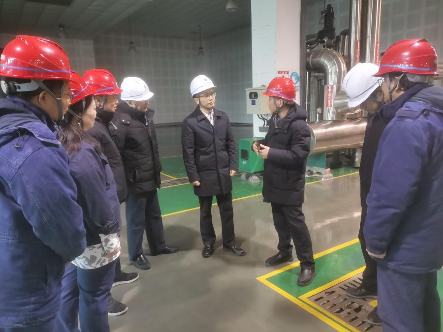 檢查東湖高新區行政服務中心能源站(綜合能源公司供稿) 檢查東湖高新區行政服務中心能源站(綜合能源公司供稿)