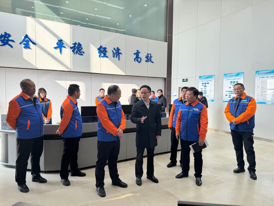 檢查天然氣大廈調控中心(省天然氣公司供稿) 檢查天然氣大廈調控中心(省天然氣公司供稿)